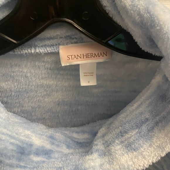Light blue and white Stan Herman turtleneck fleecy winter top with pockets - Picture 2 of 5